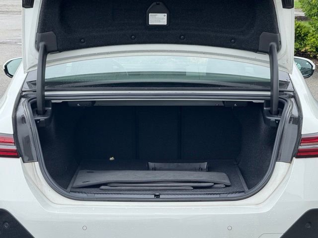 Used 2024 BMW 540i xDrive w/ Premium Package image 31