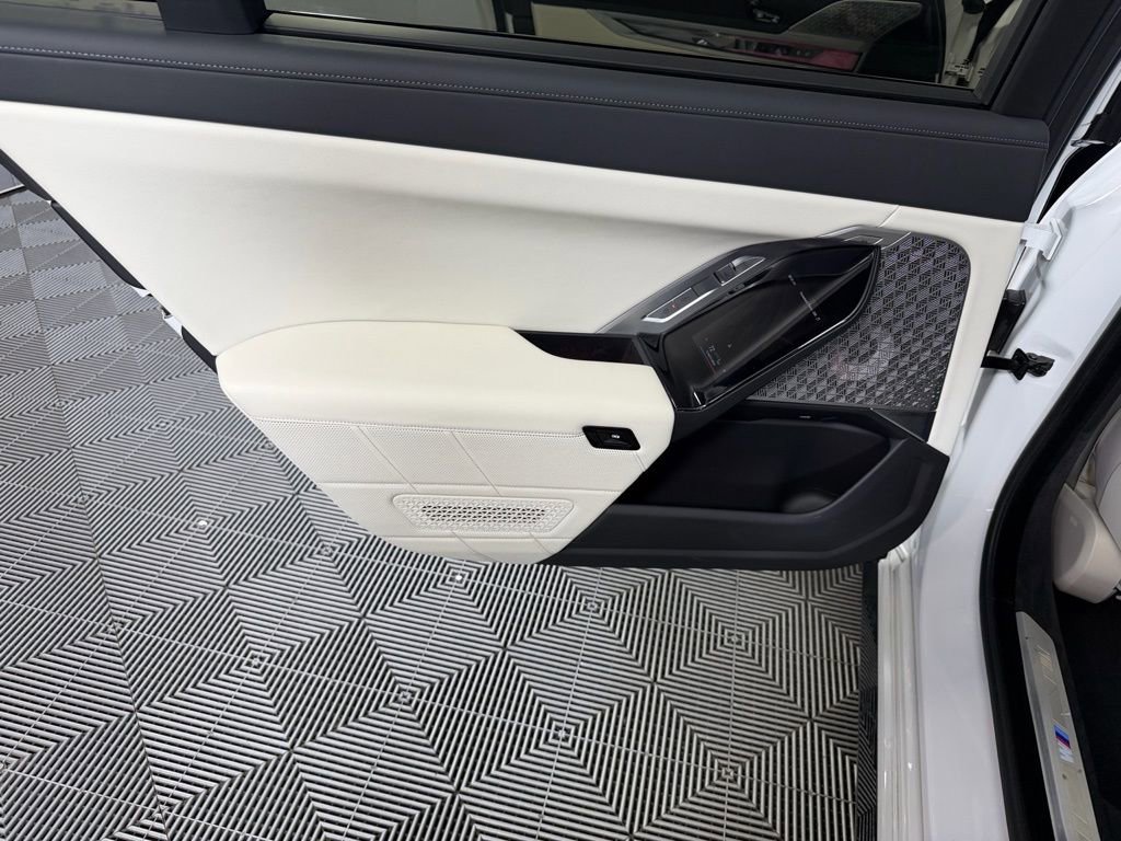 Used 2023 BMW 740i w/ Executive Package image 28