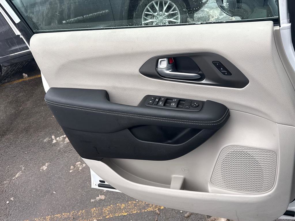 Used 2024 Chrysler Pacifica Touring-L image 21