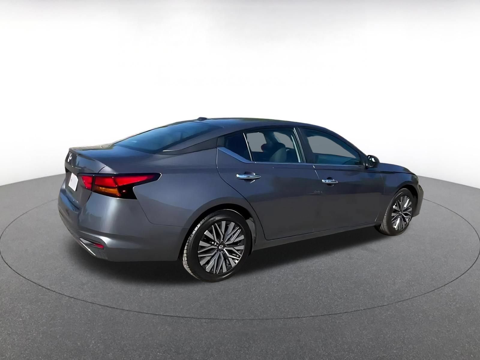 Used 2025 Nissan Altima 2.5 SV FWD image 14