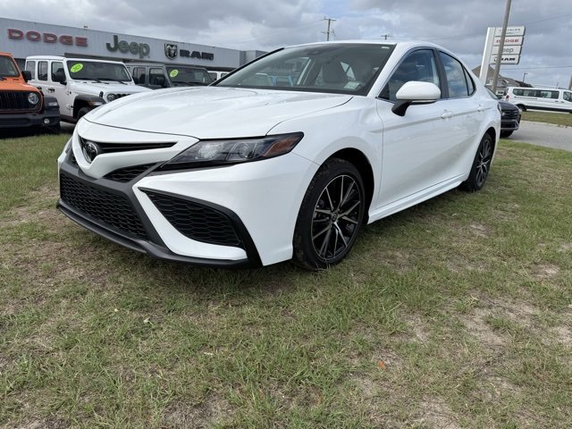 Used 2024 Toyota Camry SE image 3