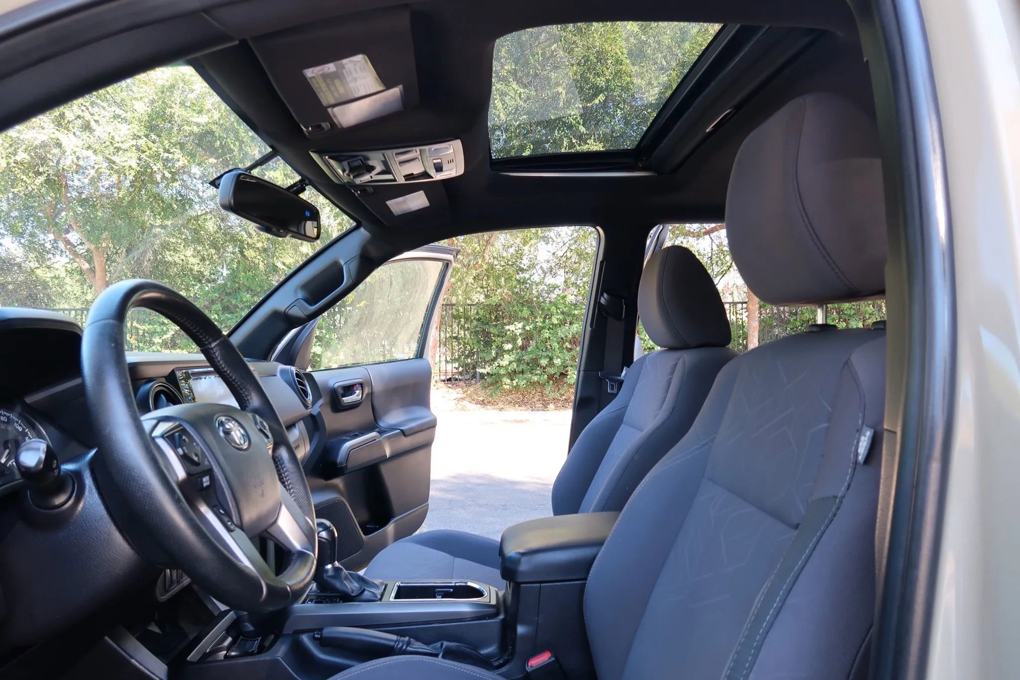 Used 2016 Toyota Tacoma TRD Off-Road w/ Premium & Technology Package AWD/4WD image 14