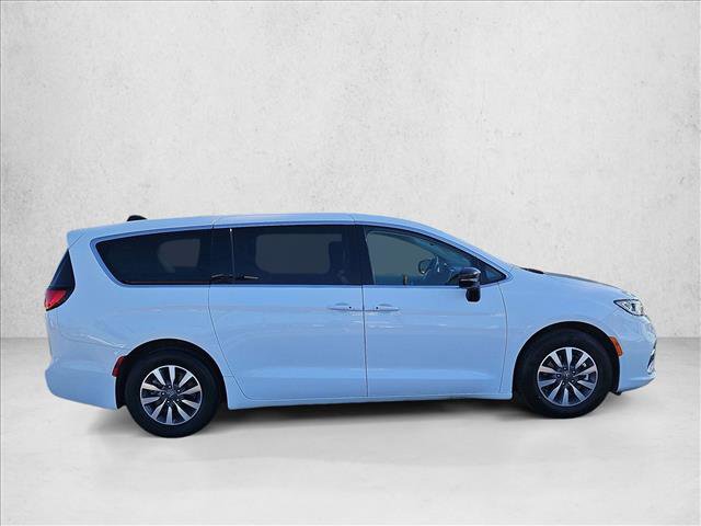 Used 2024 Chrysler Pacifica Limited FWD image 4