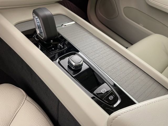 Certified 2024 Volvo XC60 T8 Plus w/ Protection Package Premier image 24