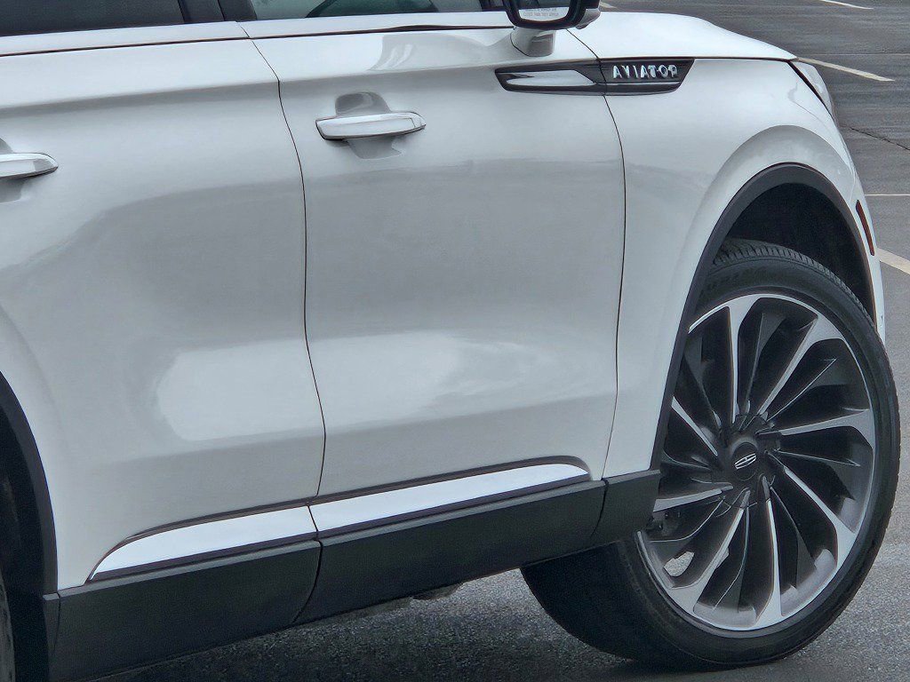 Used 2023 Lincoln Aviator Reserve w/ Equipment Group 201A image 12