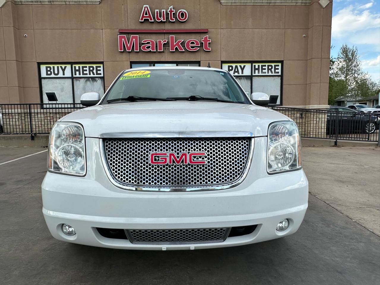 Used 2014 GMC Yukon XL Denali image 2