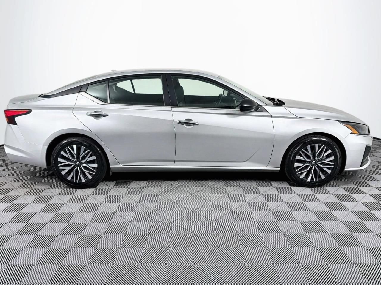 Used 2024 Nissan Altima 2.5 SV FWD image 25