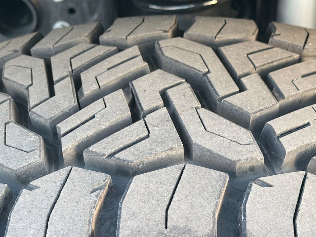 Used 2025 Jeep Gladiator Sport image 36