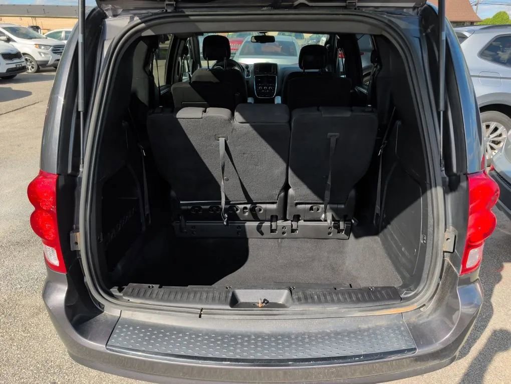Used 2018 Dodge Grand Caravan SE FWD image 16