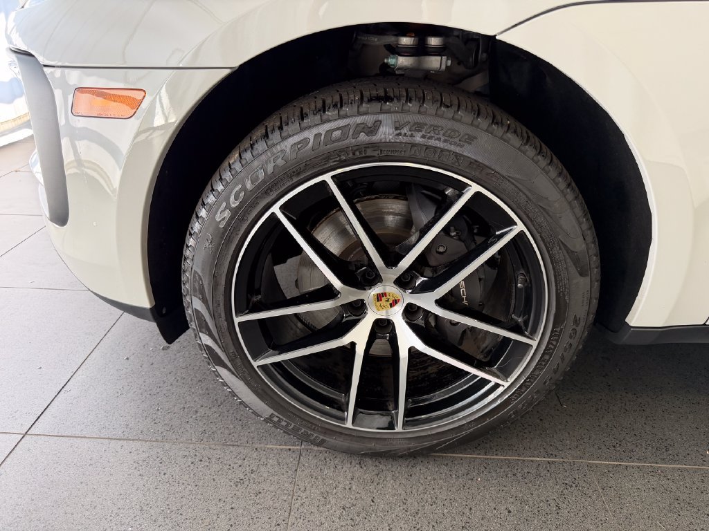 Certified 2026 Porsche Macan AWD/4WD image 10