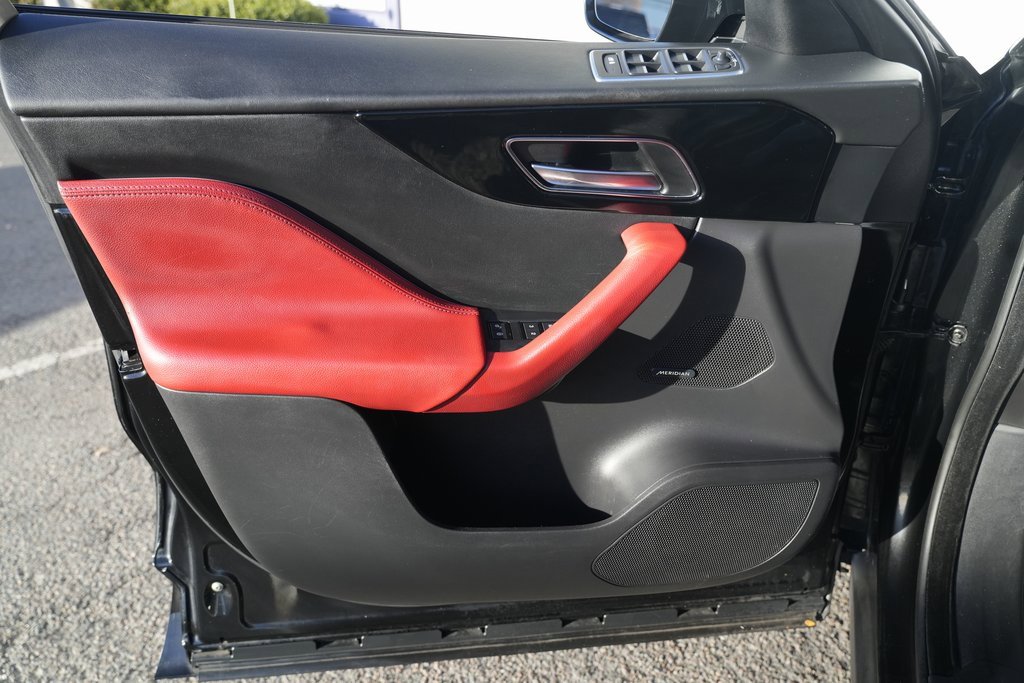 Used 2017 Jaguar F-PACE R-Sport image 29