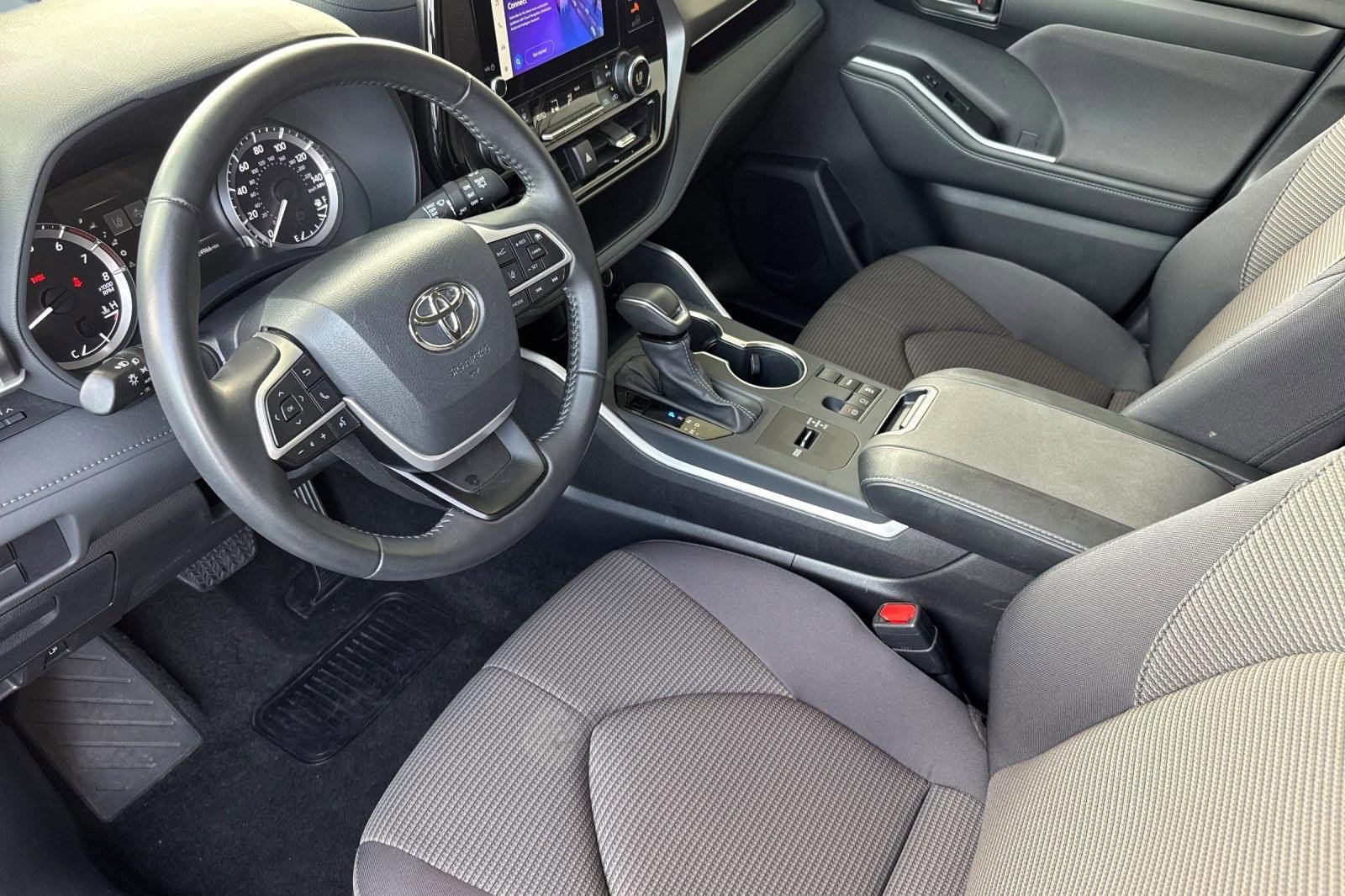 Used 2025 Toyota Highlander LE image 4