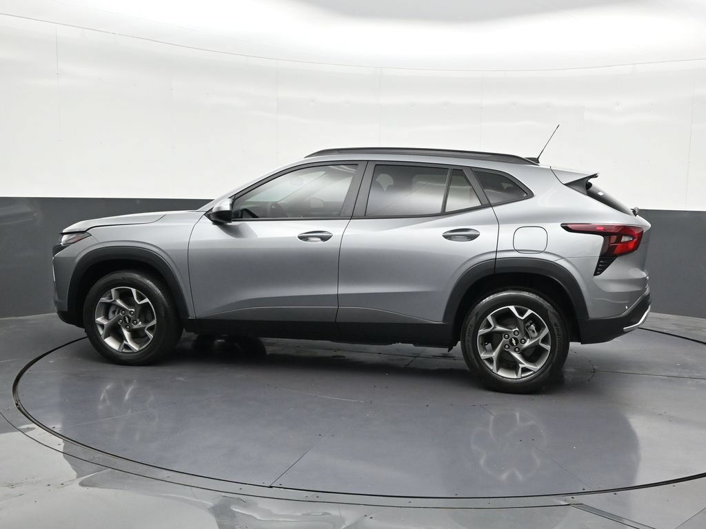 Used 2025 Chevrolet Trax LT FWD image 2
