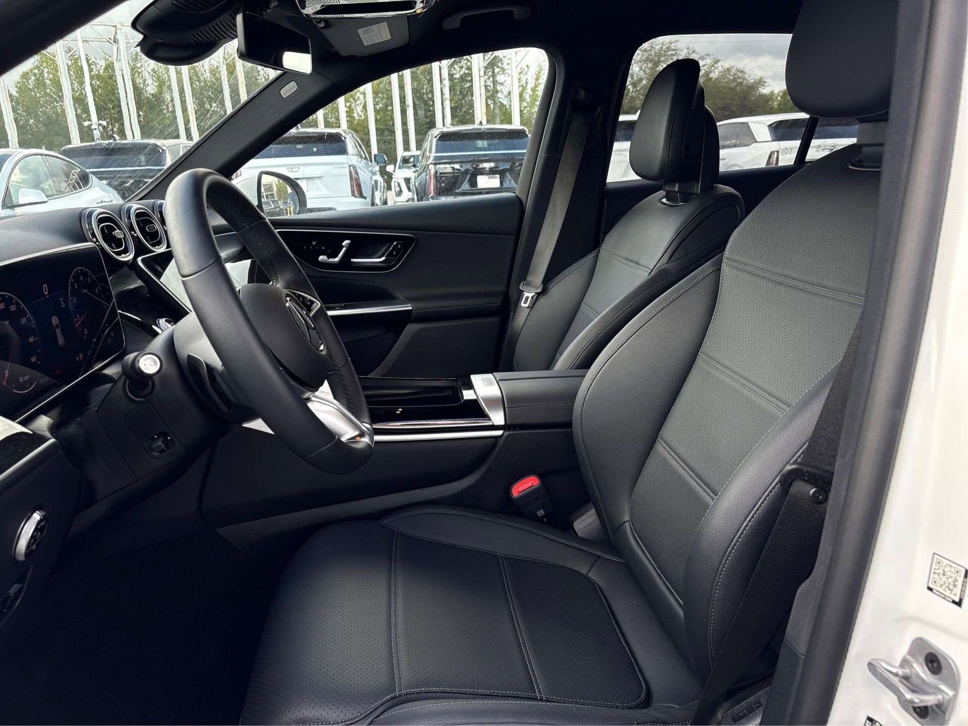 Used 2025 Mercedes-Benz GLC 300 4MATIC image 9