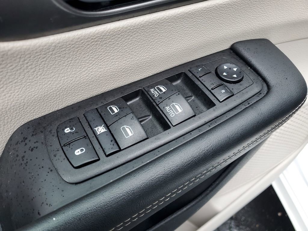 Used 2024 Chrysler Pacifica Touring-L image 25