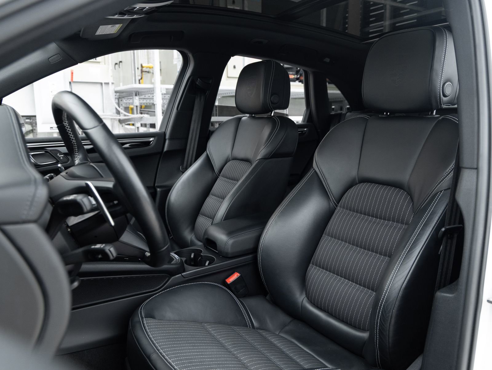 Certified 2023 Porsche Macan Turbo AWD/4WD image 5