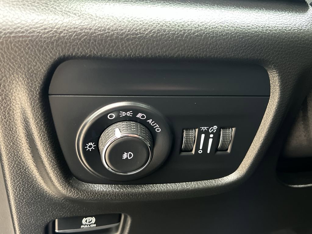 Used 2024 Jeep Grand Cherokee Limited w/ Luxury Tech Group II image 16