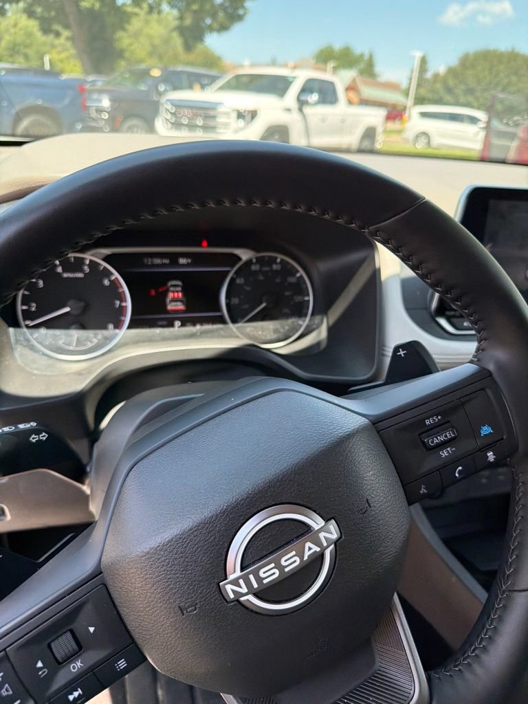 Used 2025 Nissan Rogue SV AWD/4WD image 14