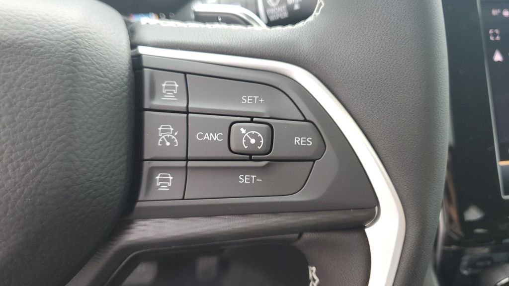 New 2025 Jeep Grand Cherokee Altitude image 32