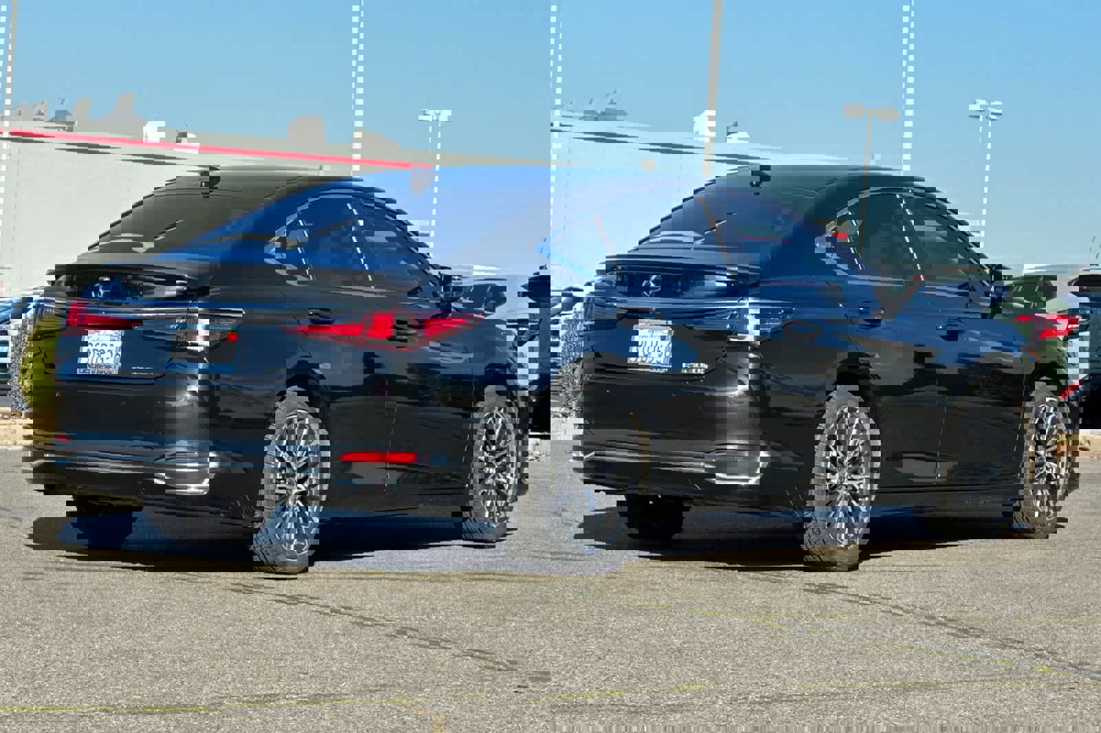 Used 2023 Lexus ES 300h w/ Premium Package image 2