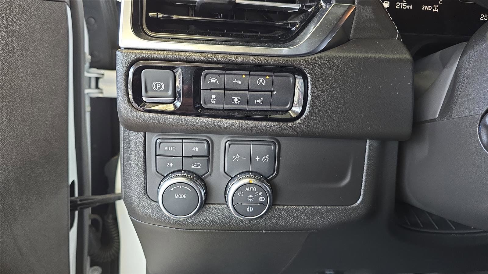 Used 2025 GMC Yukon XL Denali AWD/4WD image 27