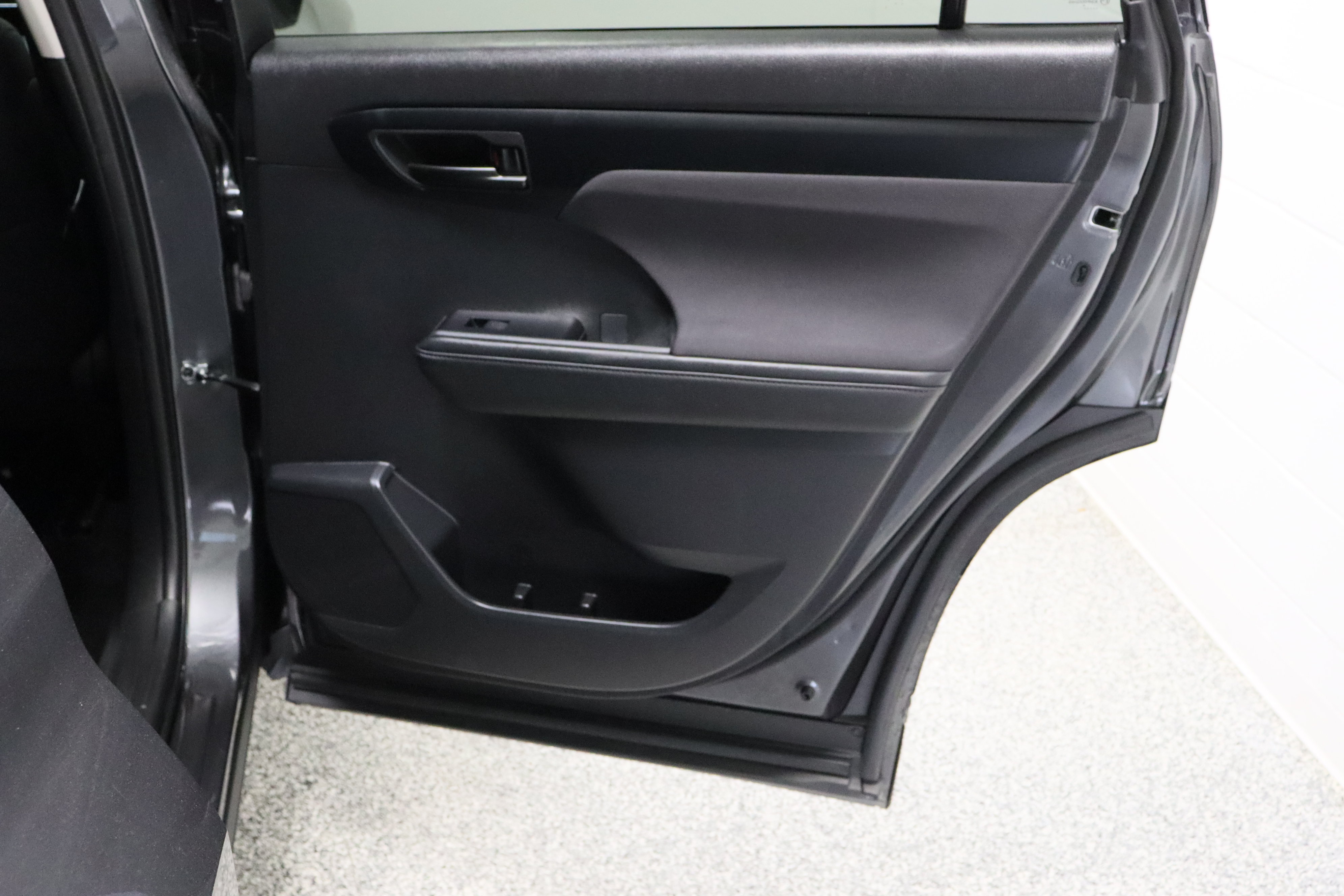 Used 2025 Toyota Highlander LE FWD image 35
