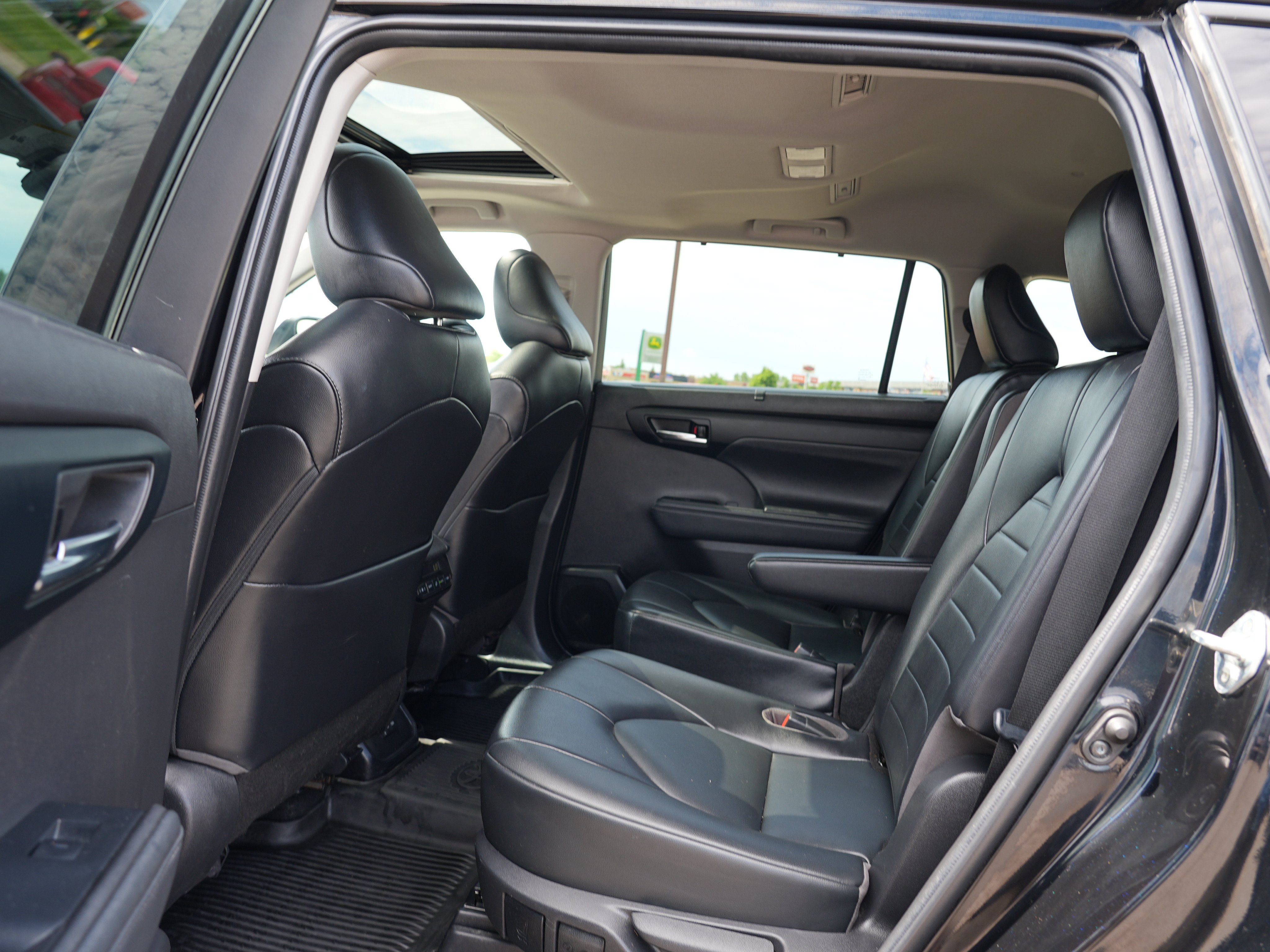 Used 2022 Toyota Highlander XLE AWD/4WD image 18