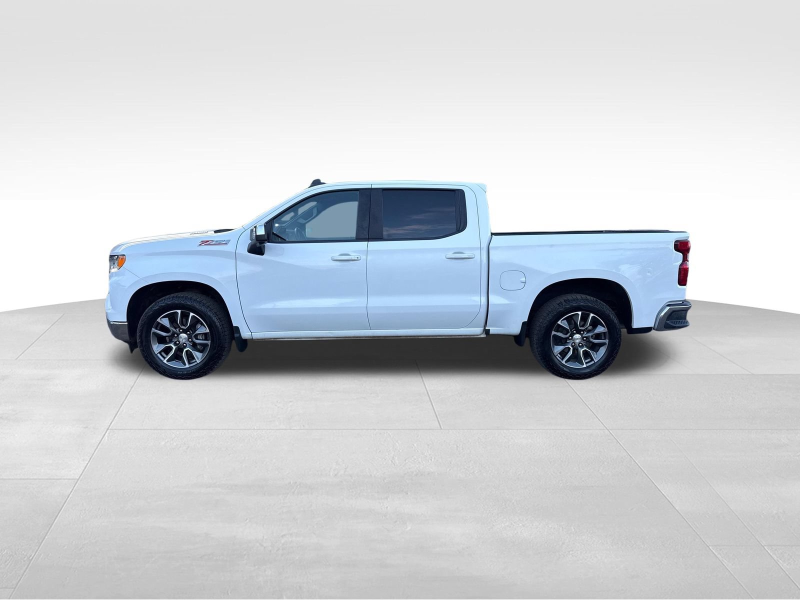 Used 2023 Chevrolet Silverado 1500 LT AWD/4WD image 2