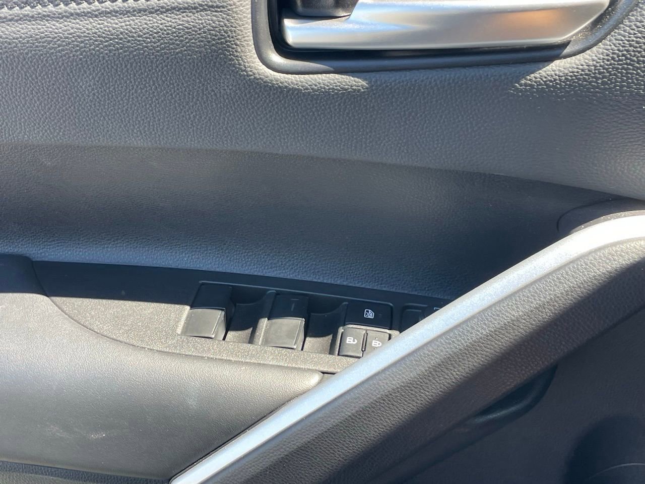 Used 2025 Toyota Corolla Cross XLE w/ Convenience Package image 13