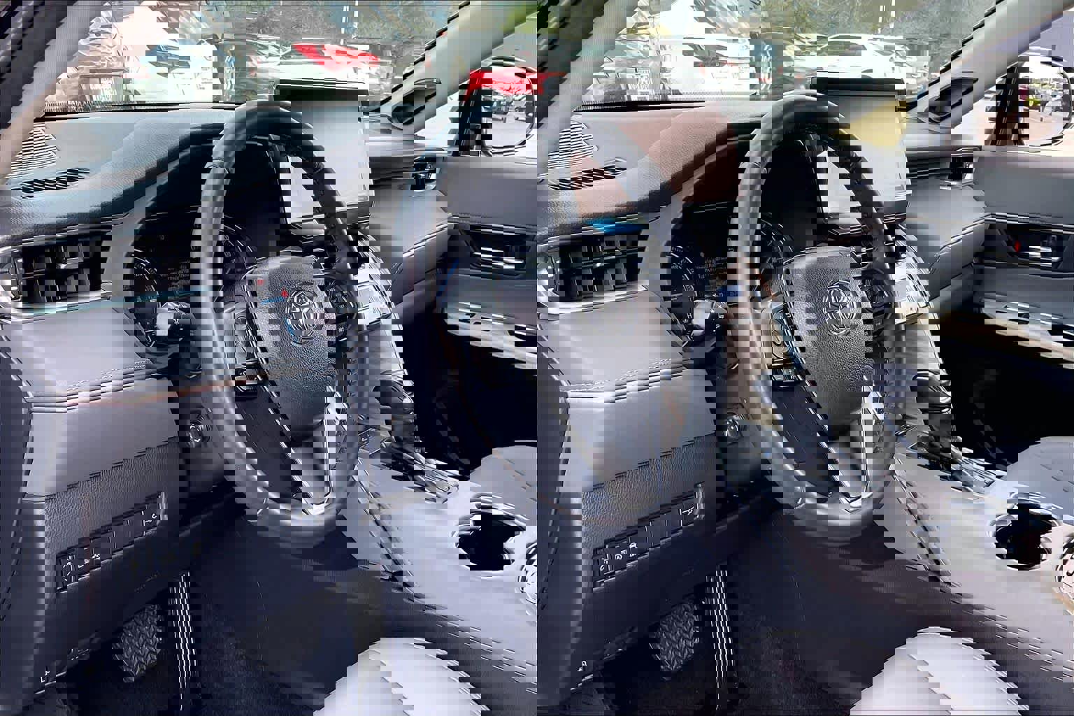 Used 2022 Toyota Venza XLE image 16