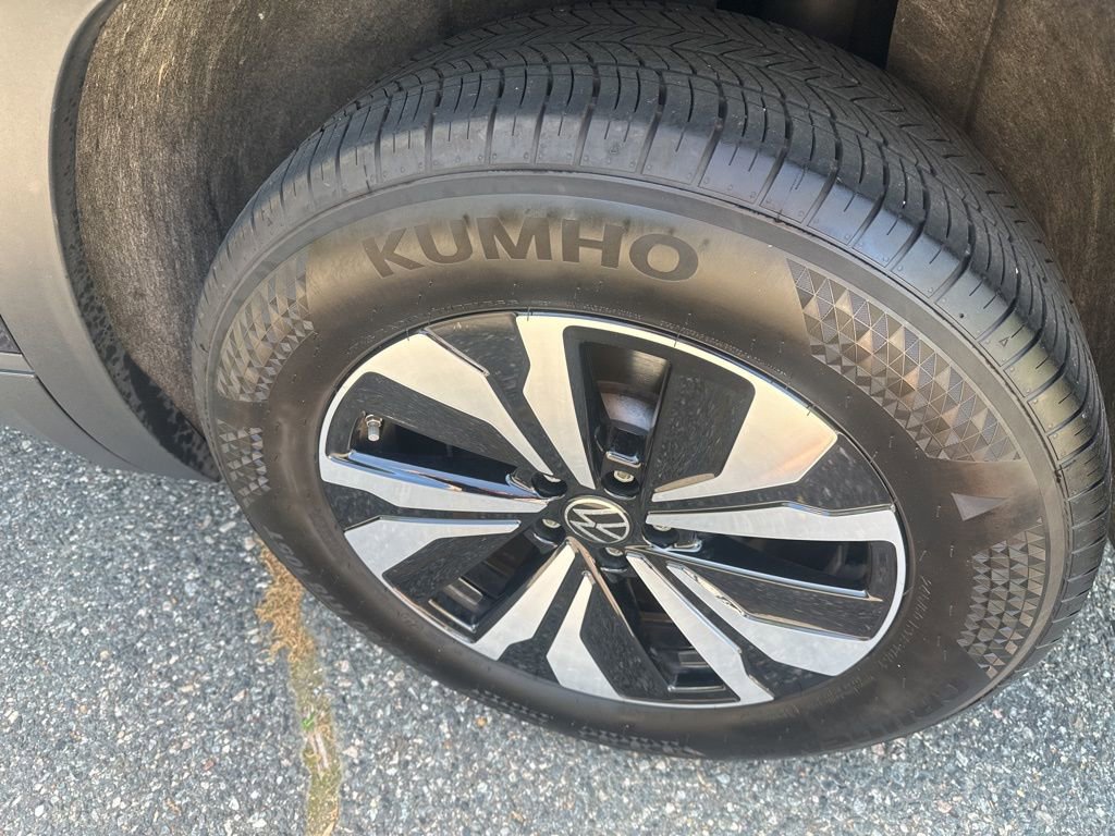 Used 2025 Volkswagen Atlas SE image 16