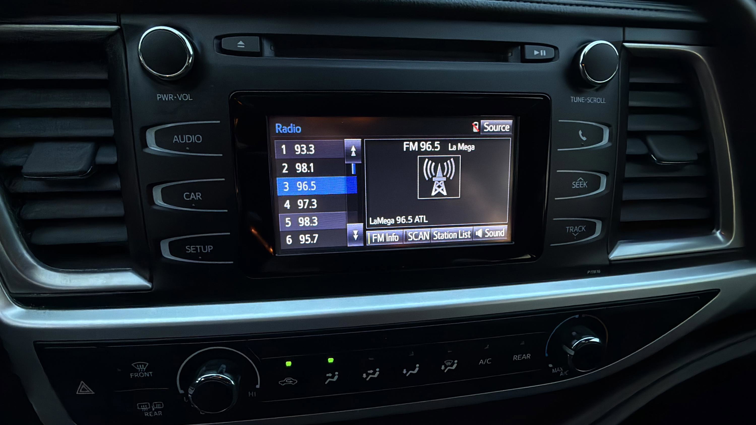 Used 2019 Toyota Highlander LE image 28