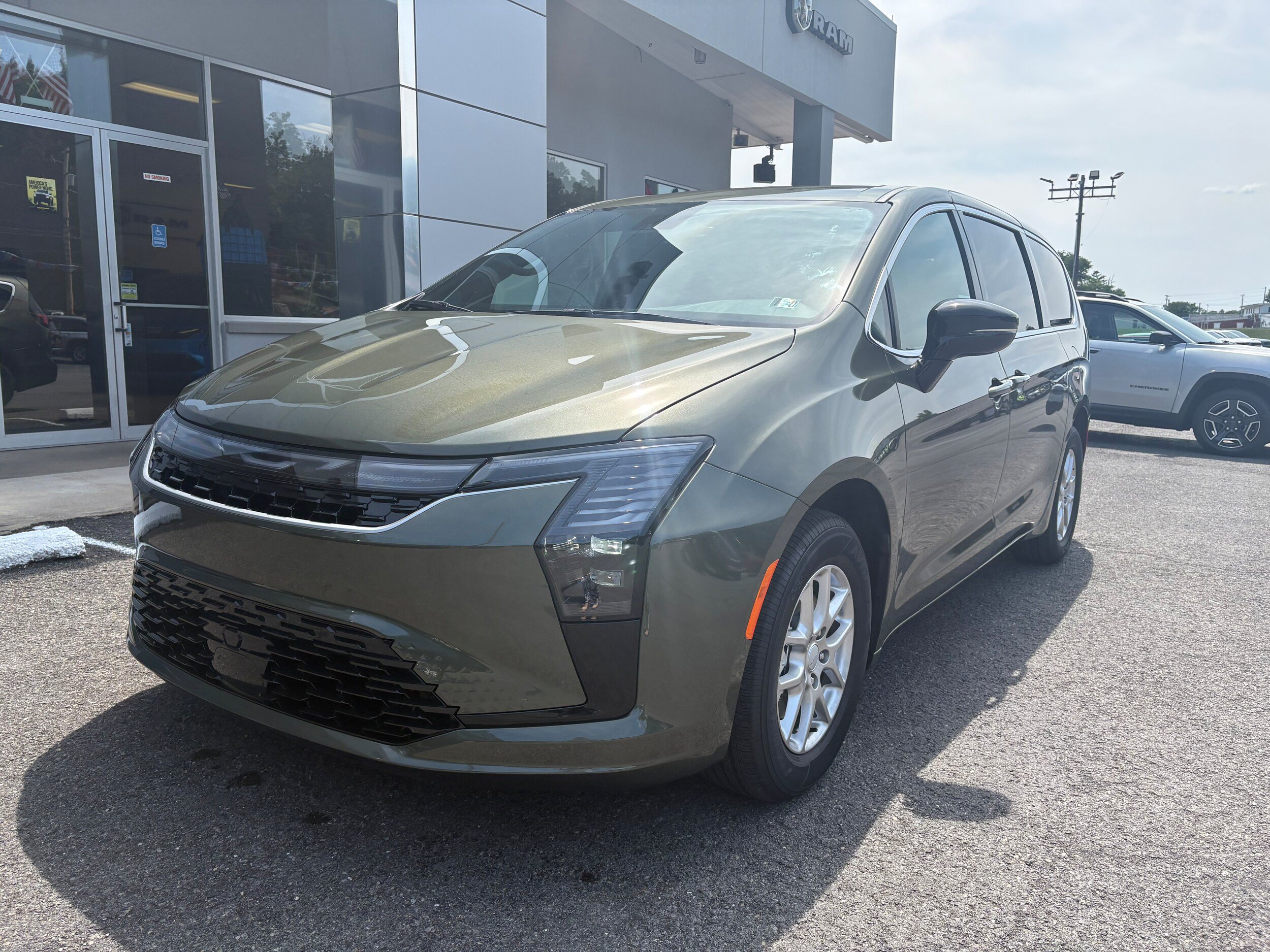 New 2027 Chrysler Pacifica Select FWD image 3