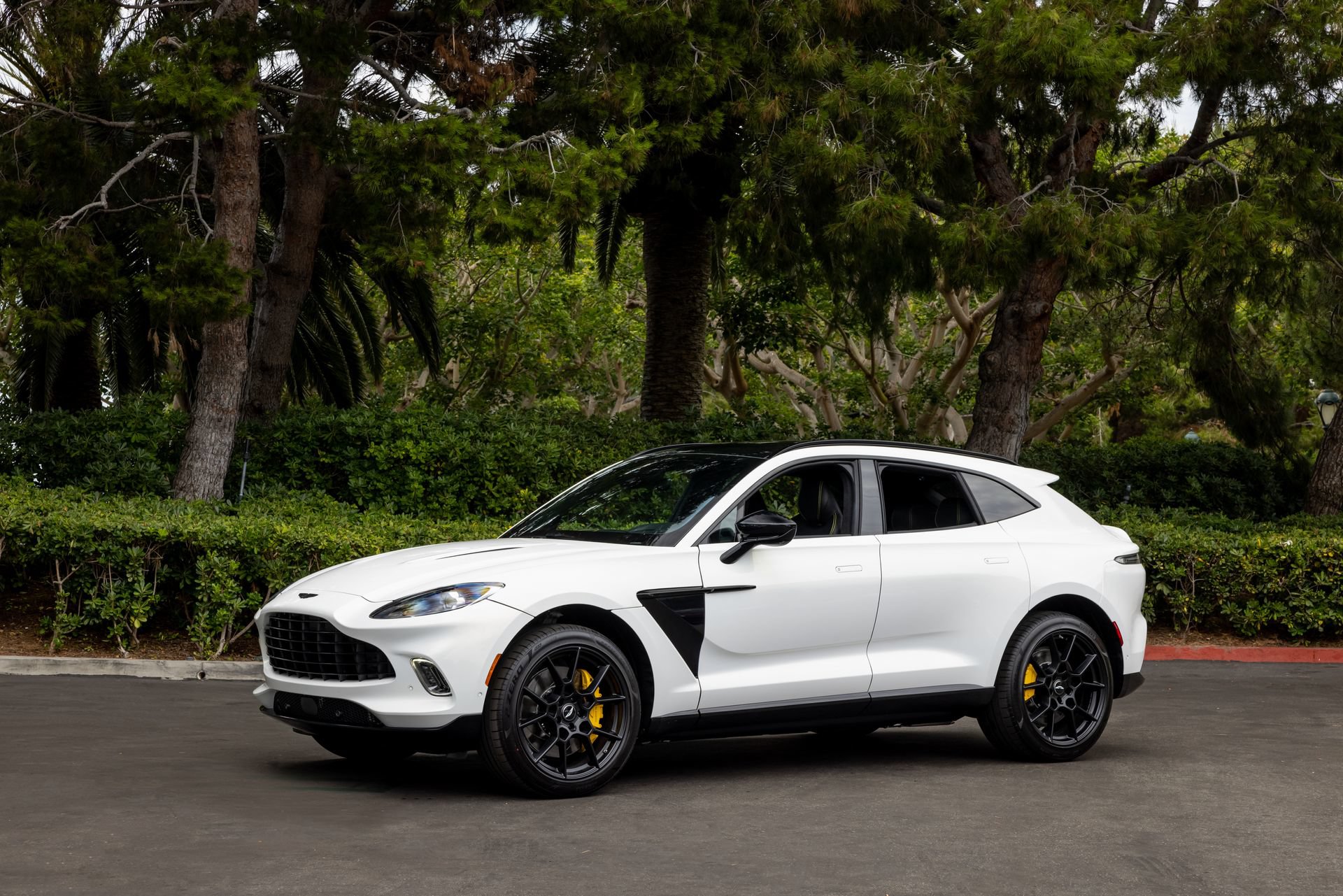 Used 2021 Aston Martin DBX AWD/4WD image 23