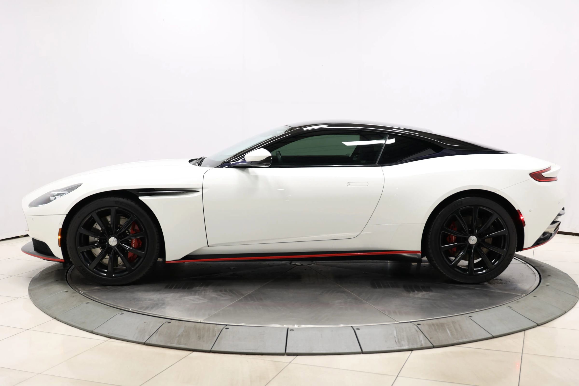 Used 2018 Aston Martin DB11 Coupe image 7