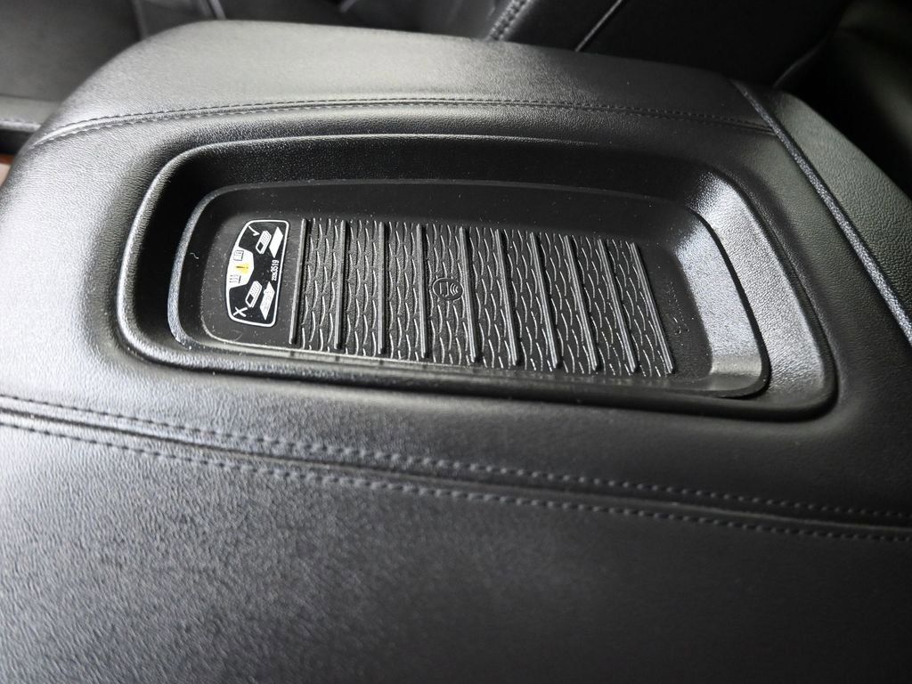 Used 2019 Cadillac Escalade ESV Premium Luxury AWD/4WD image 25