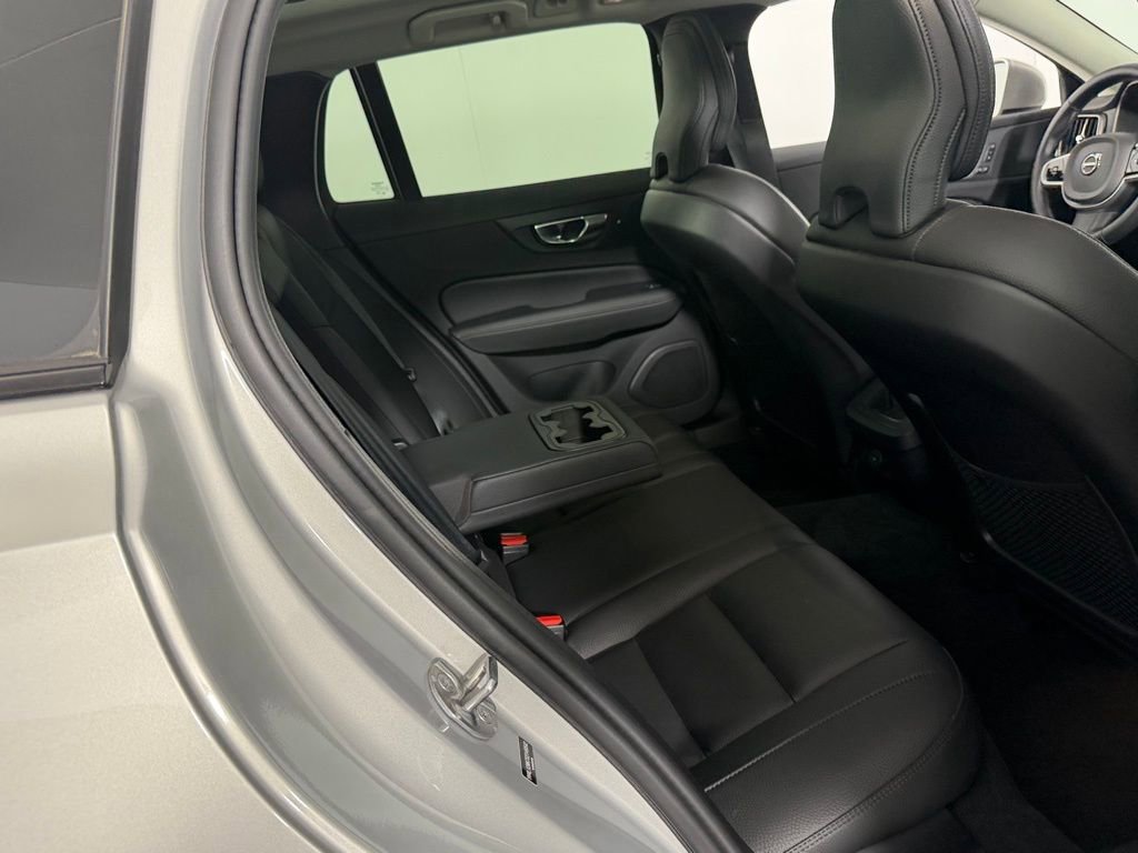 Used 2025 Volvo V60 B5 Cross Country Plus image 31