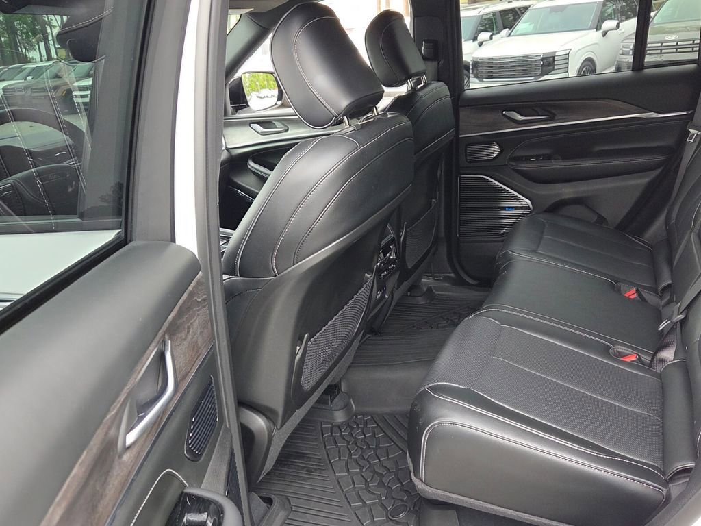 Used 2023 Jeep Grand Cherokee Overland AWD/4WD image 7