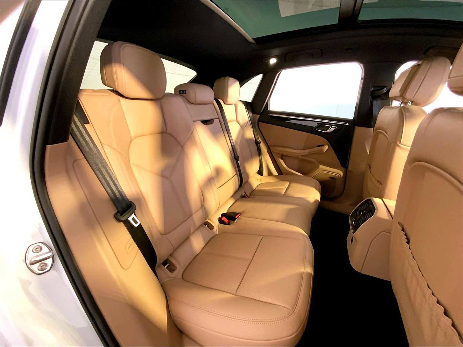 Certified 2026 Porsche Macan AWD/4WD image 23
