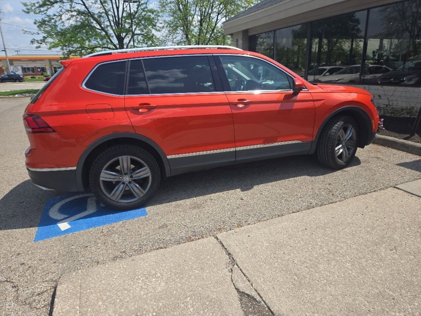 Used 2019 Volkswagen Tiguan SEL Premium w/ 3rd Row Seat Package AWD/4WD image 11