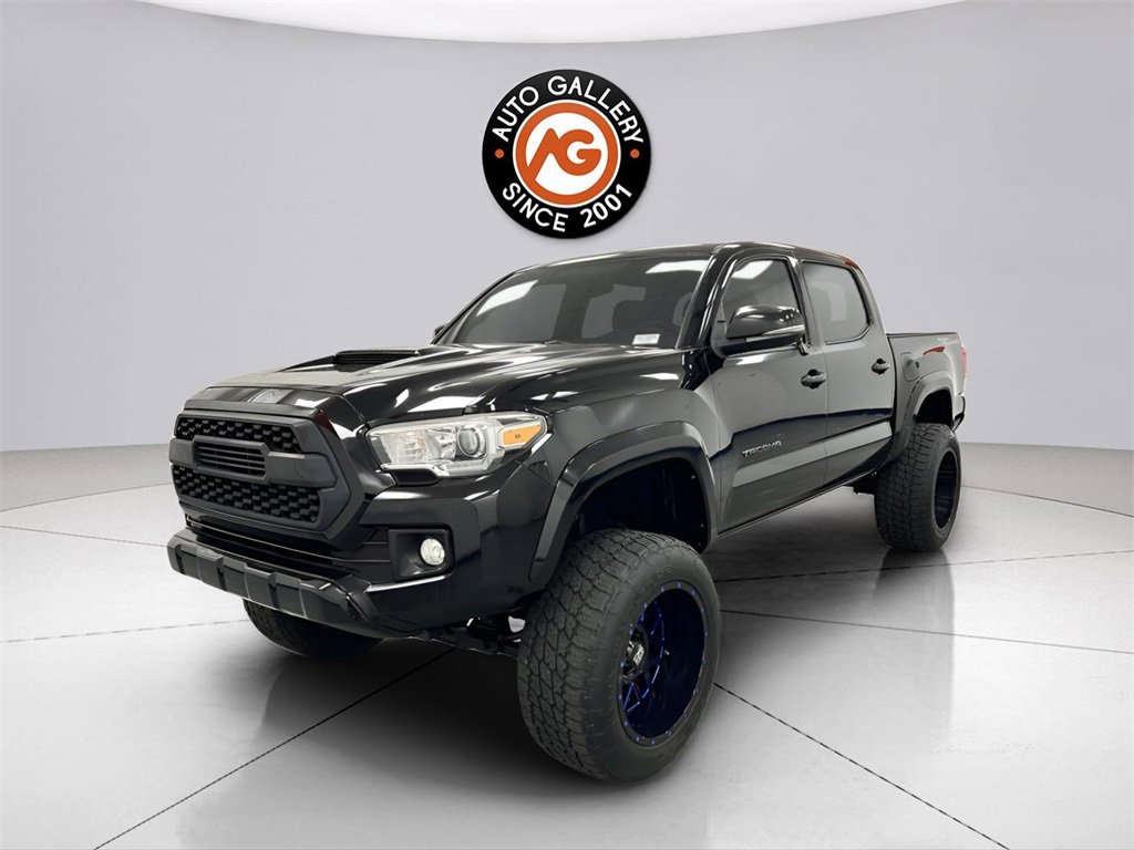 Used 2016 Toyota Tacoma TRD Sport image 3