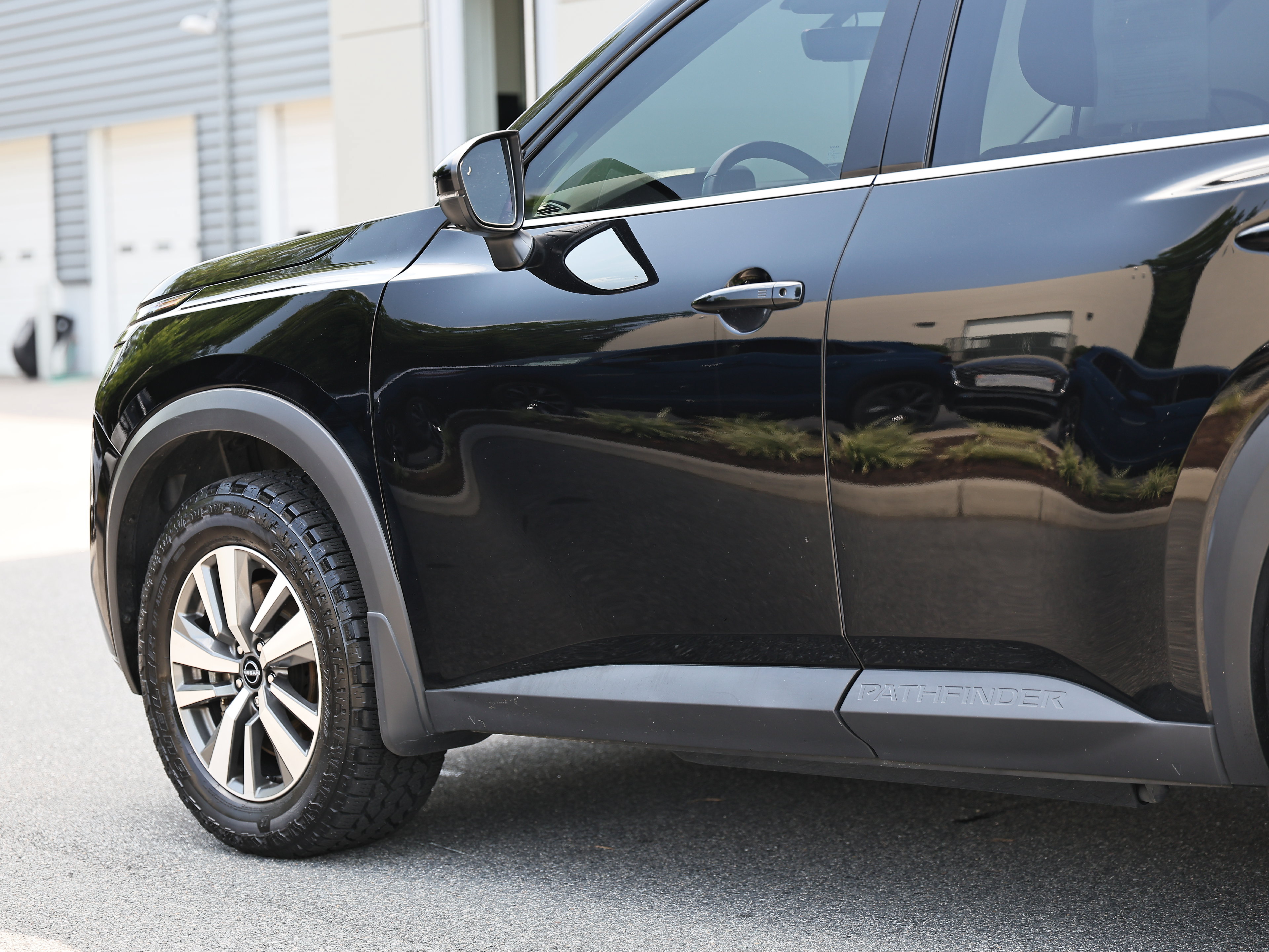 Used 2023 Nissan Pathfinder SL w/ Black Appearance Package AWD/4WD image 9