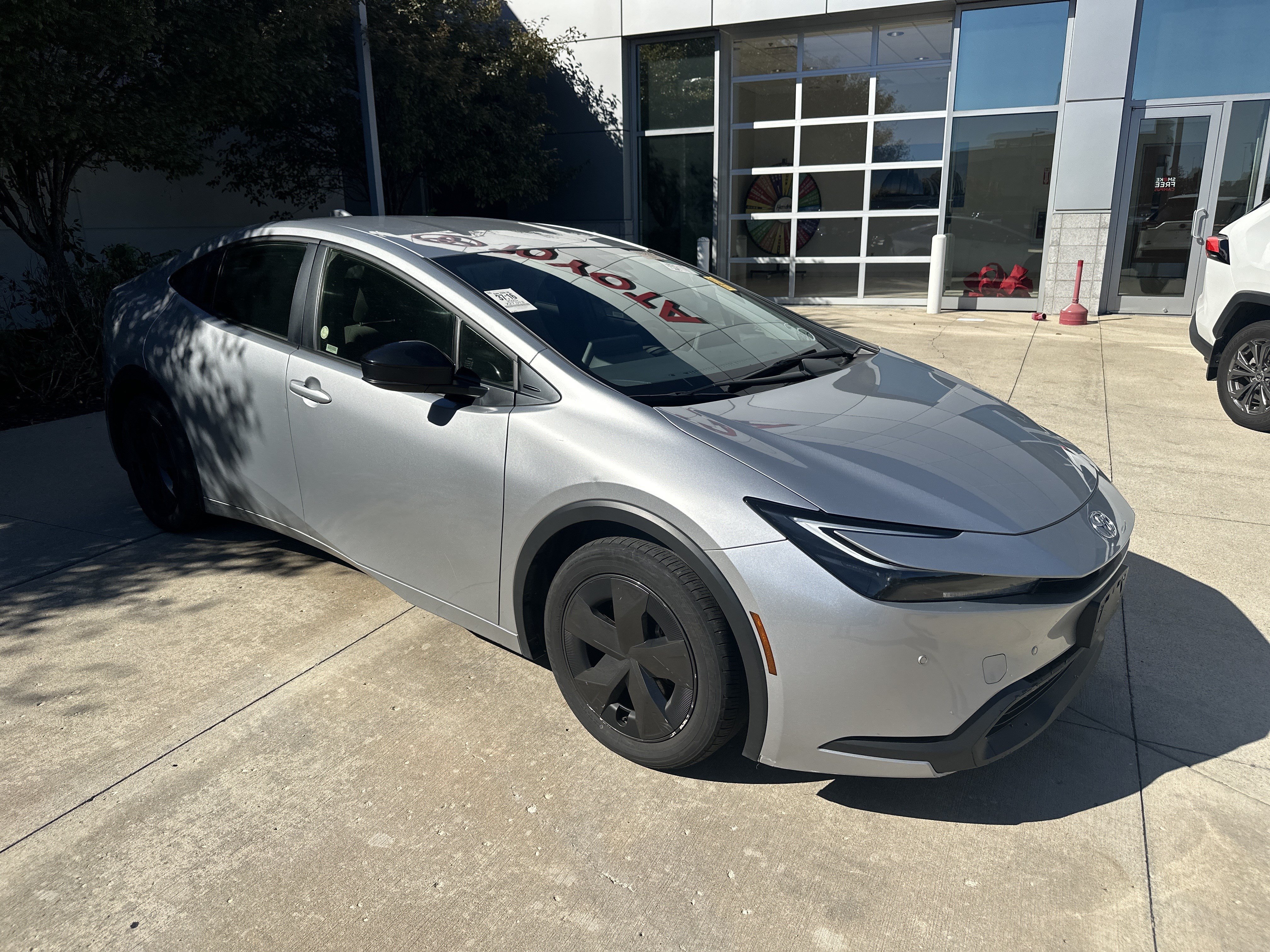 Used 2025 Toyota Prius LE FWD image 2