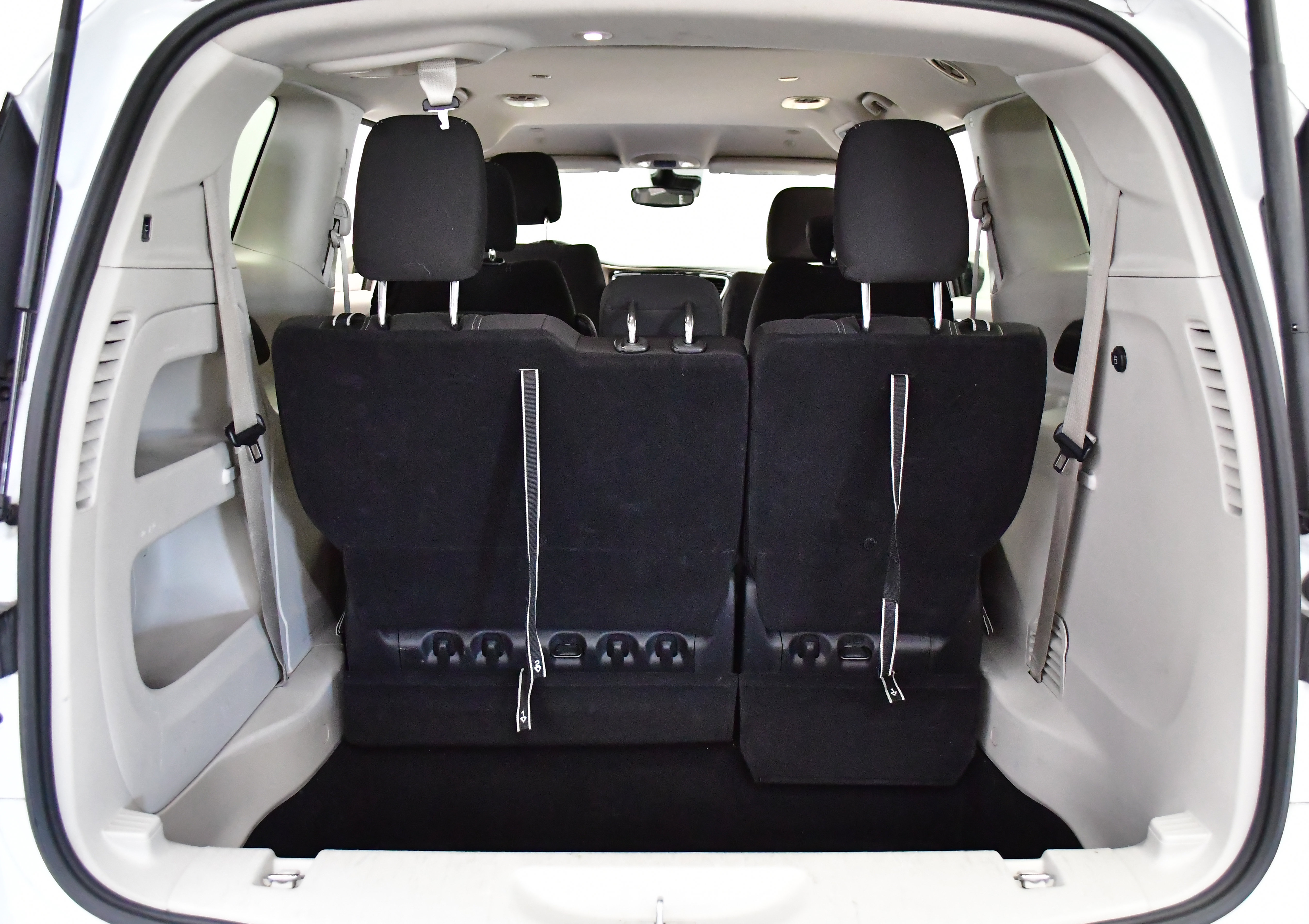 Used 2023 Chrysler Voyager LX FWD image 8