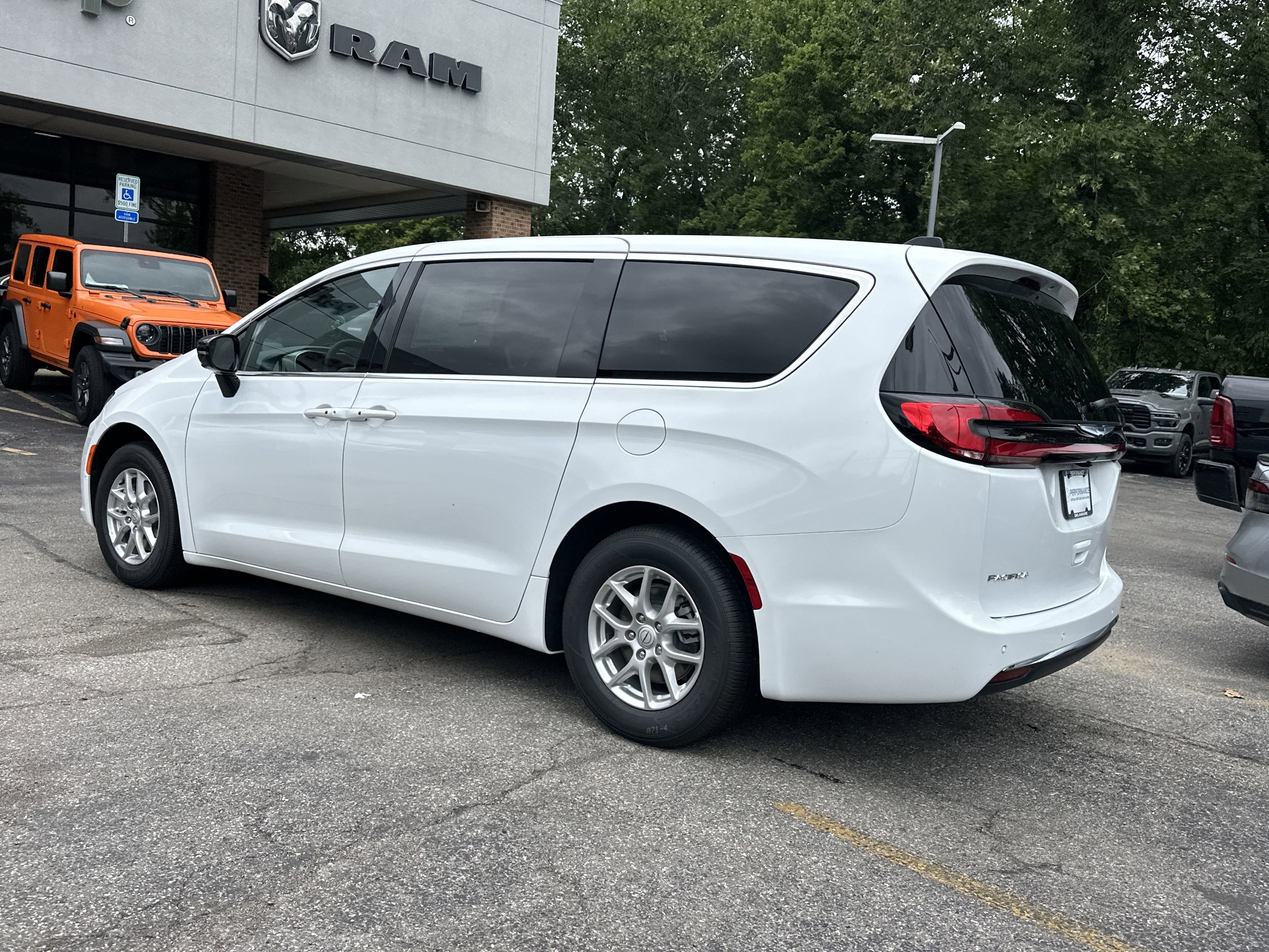 New 2026 Chrysler Pacifica Select image 26