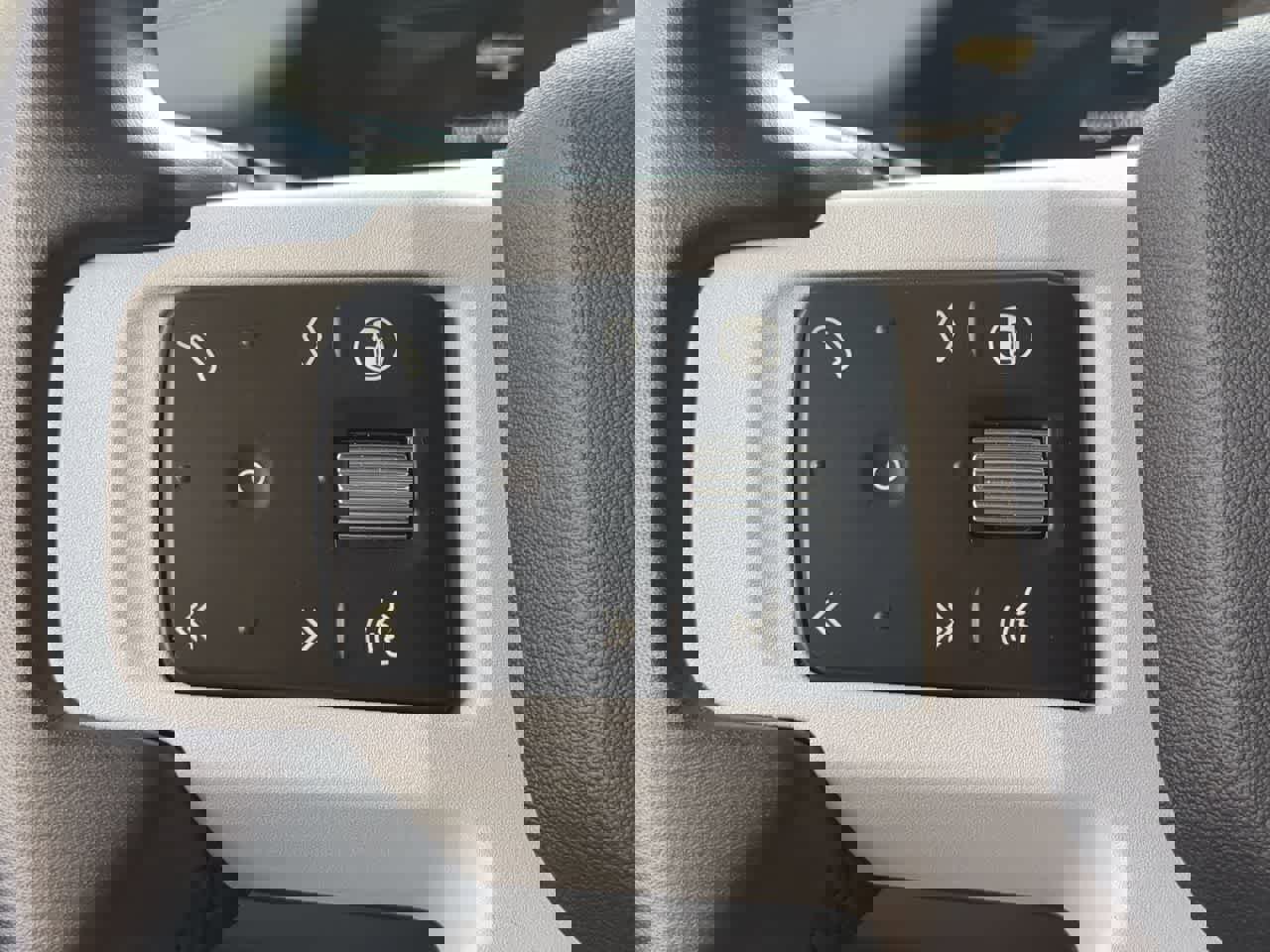 Used 2025 Land Rover Defender 110 X-Dynamic SE image 24