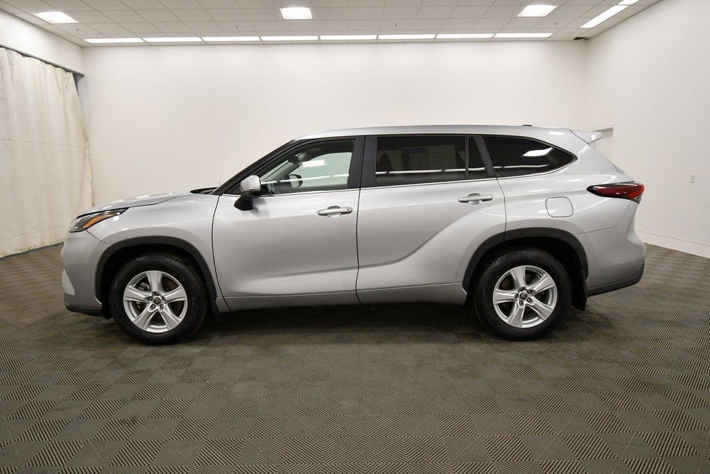 Used 2024 Toyota Highlander LE AWD/4WD image 4