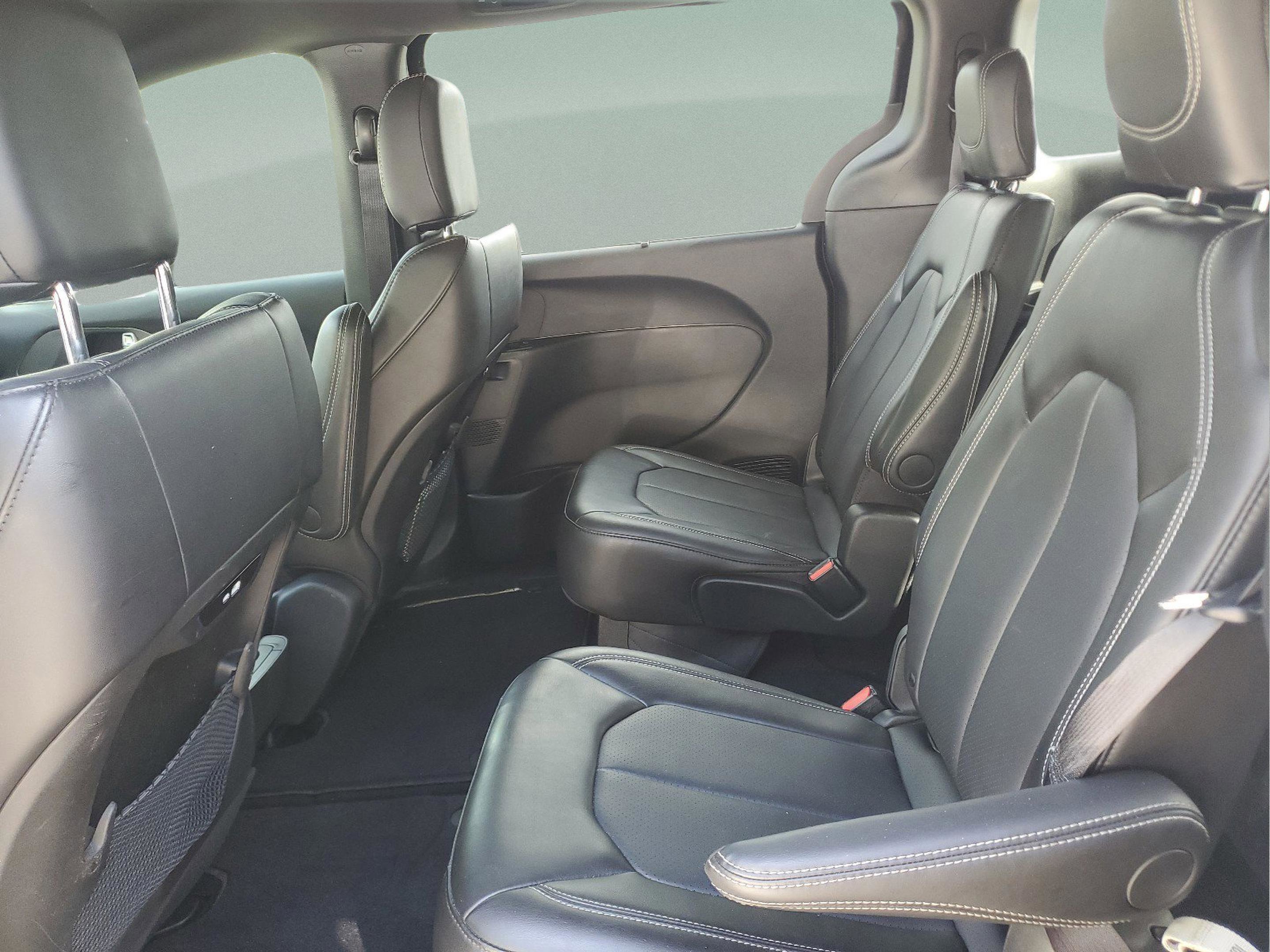Used 2025 Chrysler Pacifica Select FWD image 6