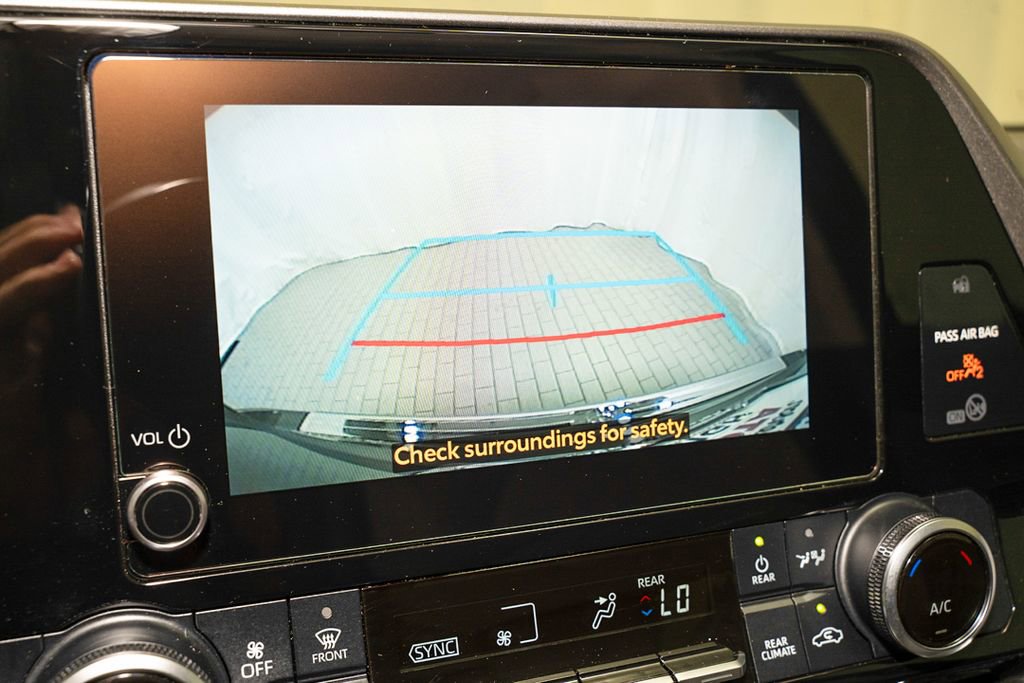 Used 2024 Toyota Highlander LE FWD image 16