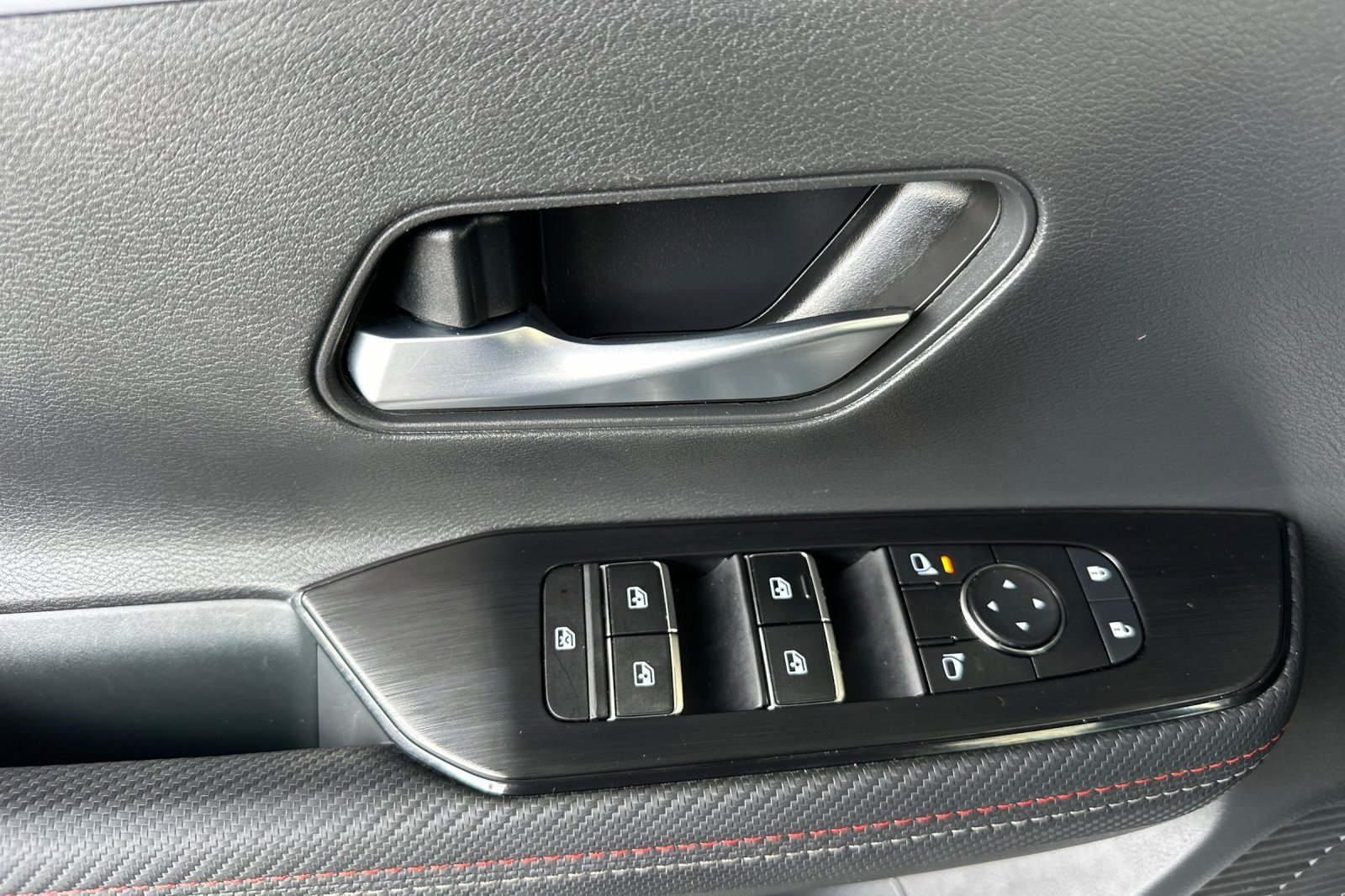 Used 2025 Nissan Kicks SR image 10